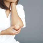 8 نصائح للتخلص من اسوداد مفاصل اليدين