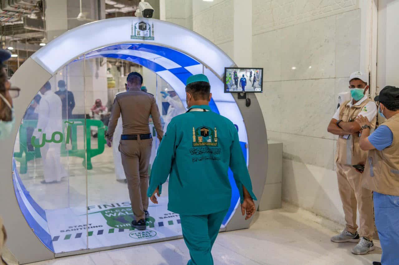 تعقيم ذاتي على مدخل وكالة شؤون المسجد النبوي