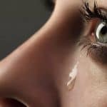 «الدموع» من أخطر طرق انتقال فيروس كورونا