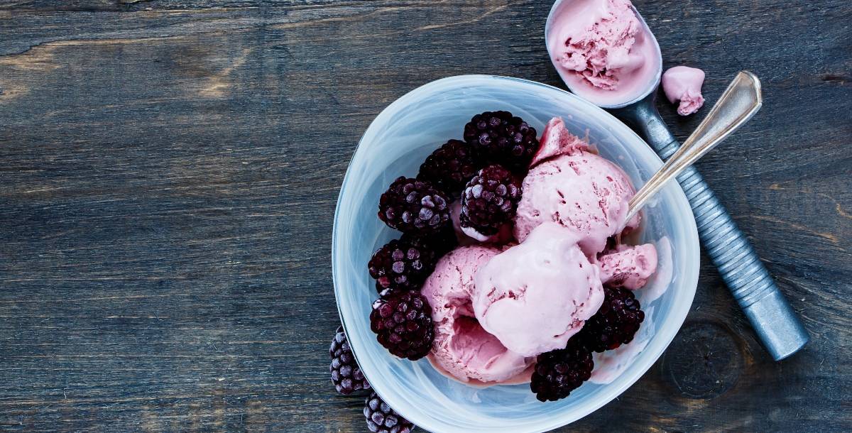 طريقة تحضير الزبادي المجمد بالتوت لأطفالك