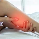 8 أسباب وراء الإصابة بتشنجات وآلام الساقين عند النوم