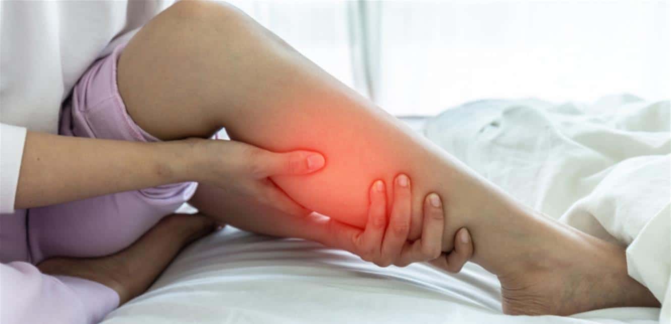 8 أسباب وراء الإصابة بتشنجات وآلام الساقين عند النوم