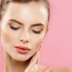 بدون مستحضرات تجميل.. طرق طبيعية لتوريد الخدود في المنزل