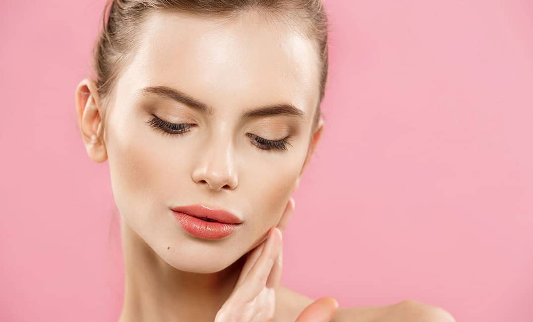 بدون مستحضرات تجميل.. طرق طبيعية لتوريد الخدود في المنزل
