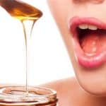 حقيقة فقدان العسل قيمته الغذائية عند استخدام الملعقة المعدنية