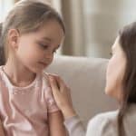 كن صادقًا.. كيف تساعد طفلك في التغلب على القلق والخوف من «كورونا»؟