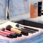 طرق تنظيف فرش المكياج بسهولة