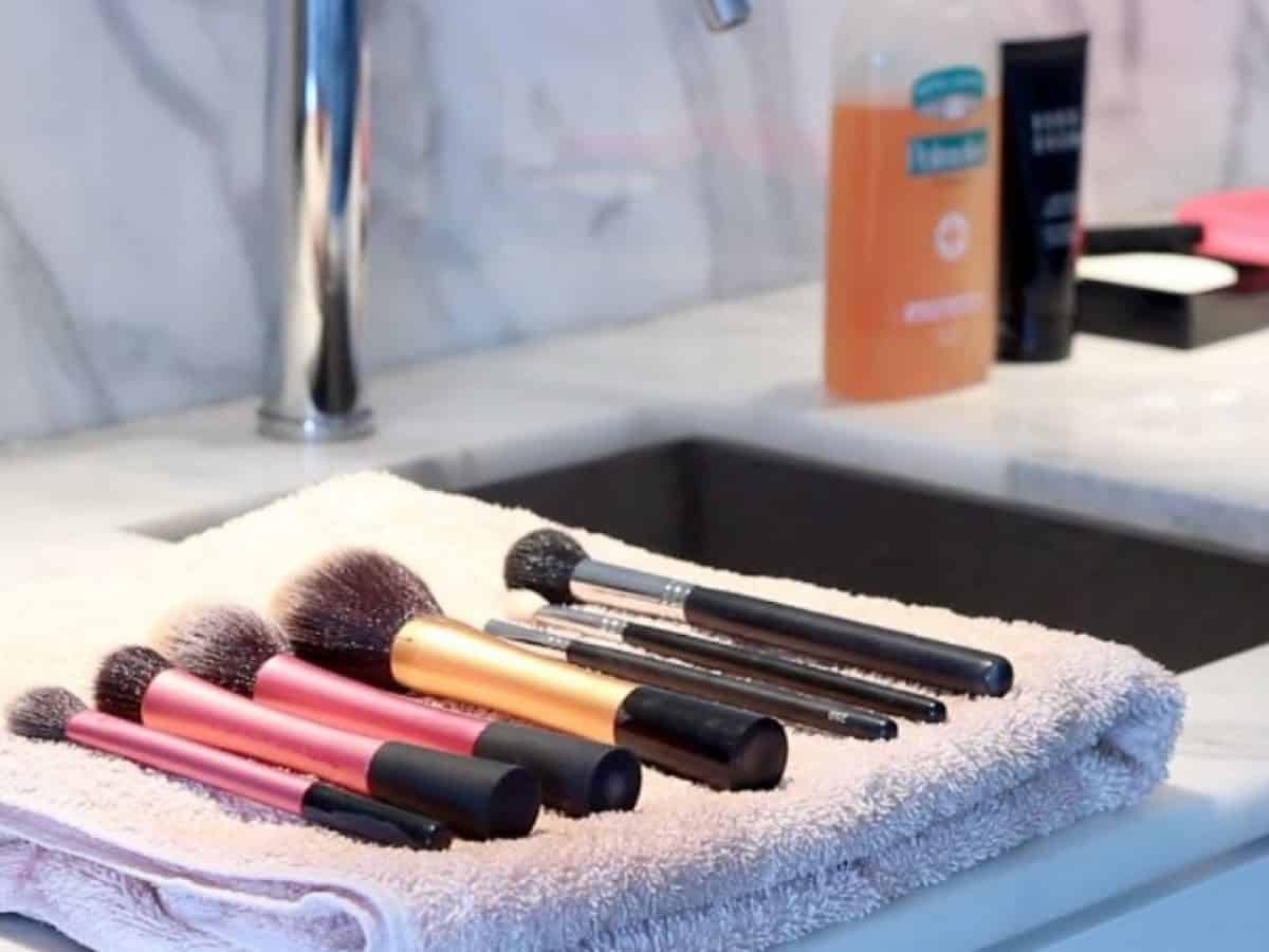 طرق تنظيف فرش المكياج بسهولة