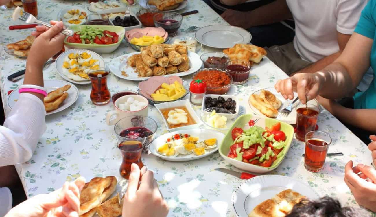 إنفوجراف| في رمضان2020.. أبرز أسباب التخمة و الغثيان بعد الإفطار