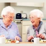 للحفاظ على سلامتهم.. طرق التعامل مع كبار السن أثناء زيارتهم