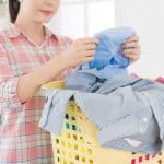 مكونات منزلية للقضاء على بقع الملابس الملونة