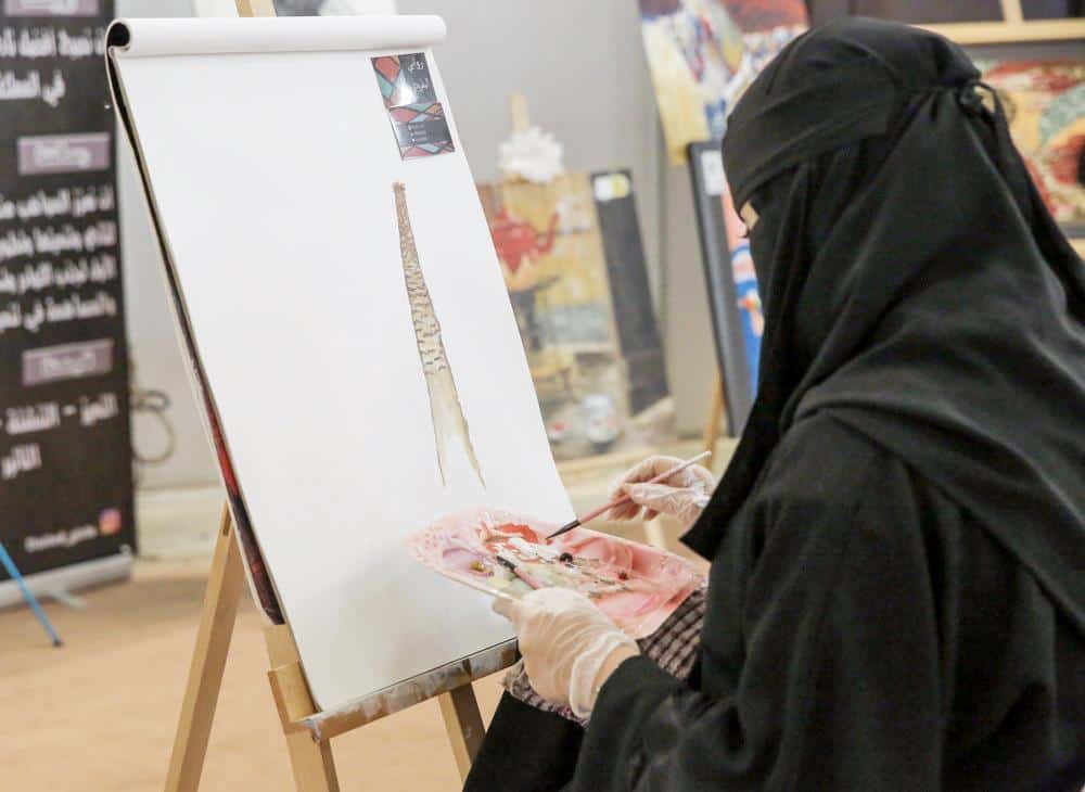 «الأمير بدر بن فرحان» يوجه رسالة للرسامة نورة حمود بعد فقدان جزء من بصرها