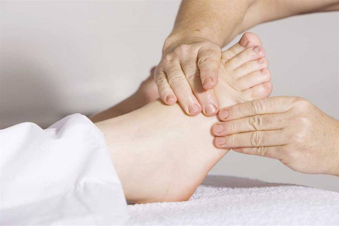 أسباب انتفاخ في القدم في فترات متقاربة.. منها احتباس السوائل والتهاب المفاصل