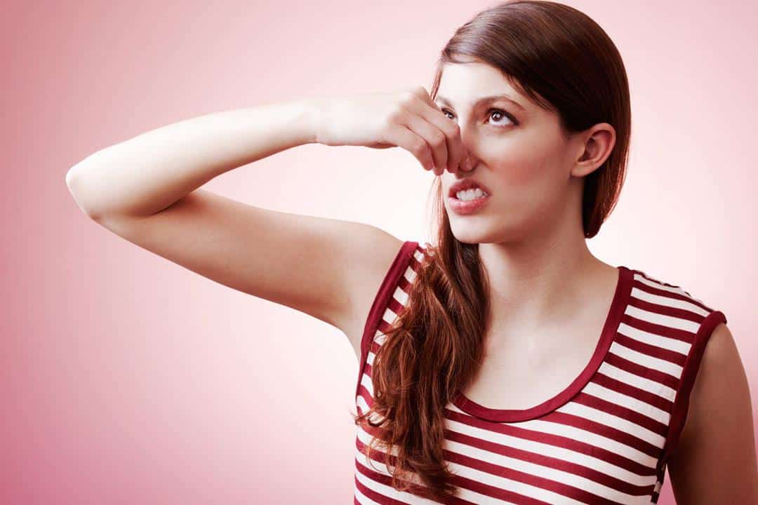 أسباب رائحة العرق الكريهة في الصيف.. منها  ارتداء الملابس الضيقة