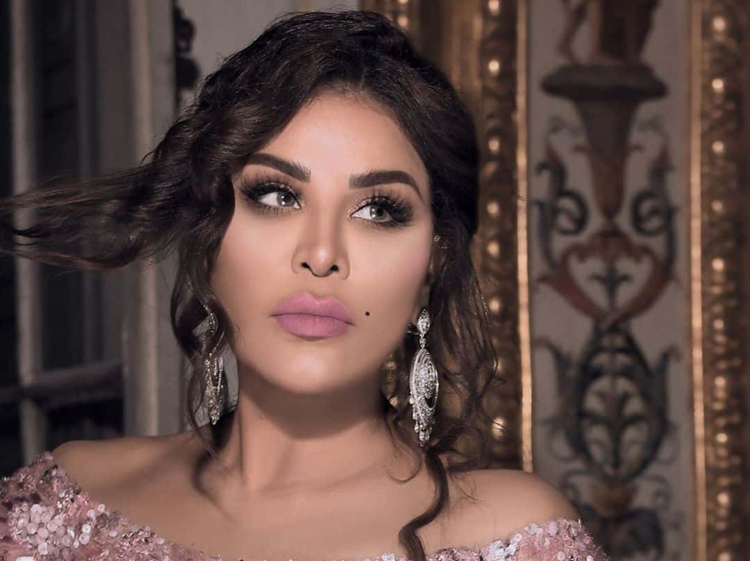 أحلام بفستان وردي في إطلالة ملكية جديدة