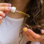 أفضل الزيوت الطبيعية لعلاج الشعر المتقصف
