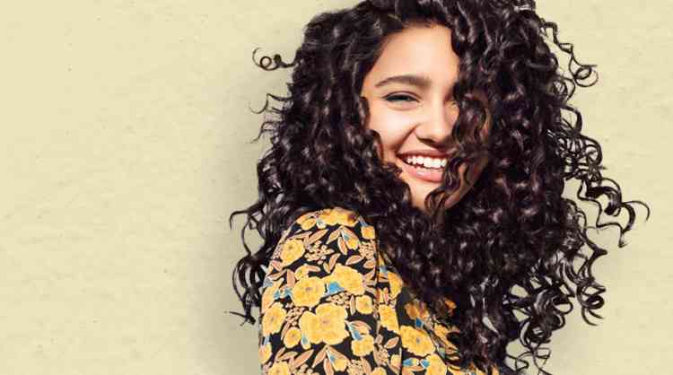 بعيدًا عن المواد الكيماوية.. إليك طرق طبيعية للعناية بالشعر الكيرلي