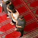 هل صلاة المنفرد خلف الصف بسبب كورونا صحيحة؟