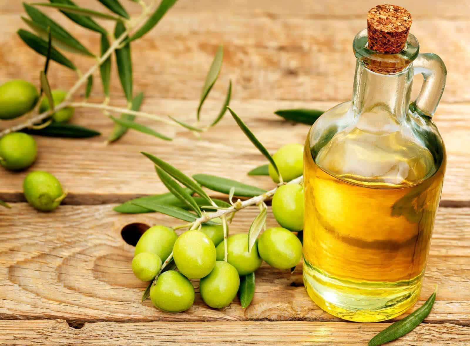فوائد تناول ملعقة من زيت الزيتون على الريق