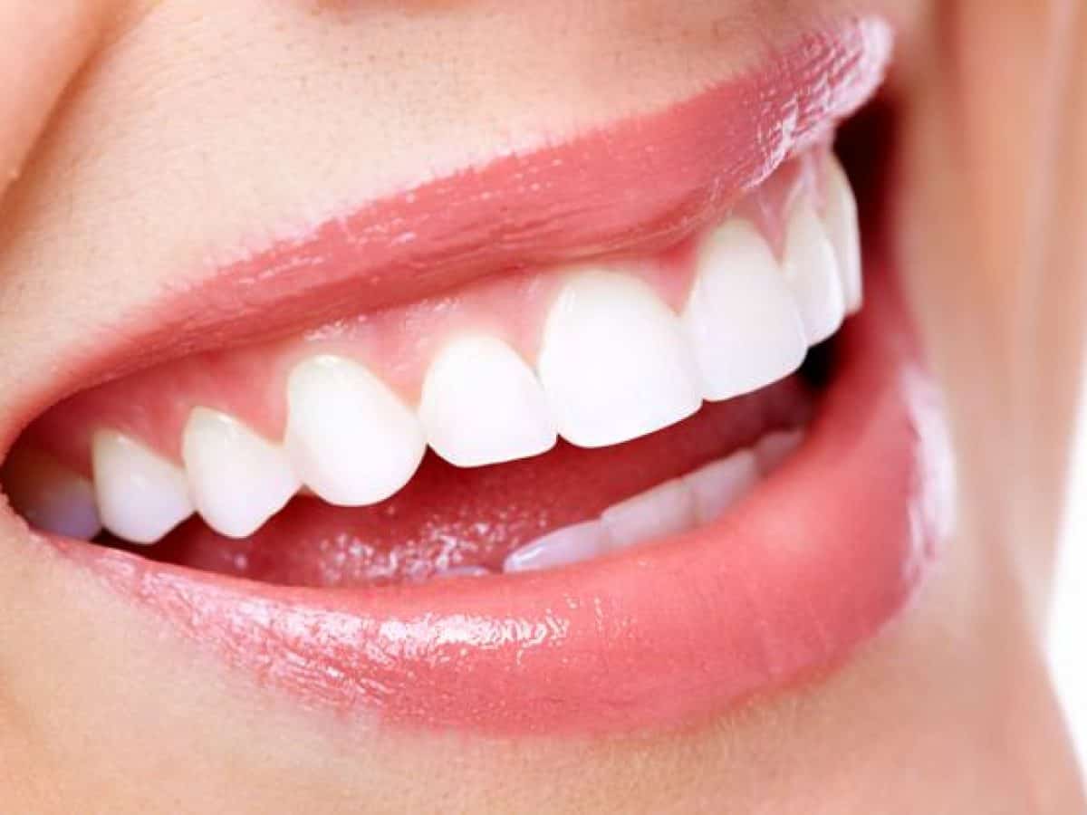لابتسامة مشرقة.. خلطات طبيعية لتفتيح اللثة وتوريدها