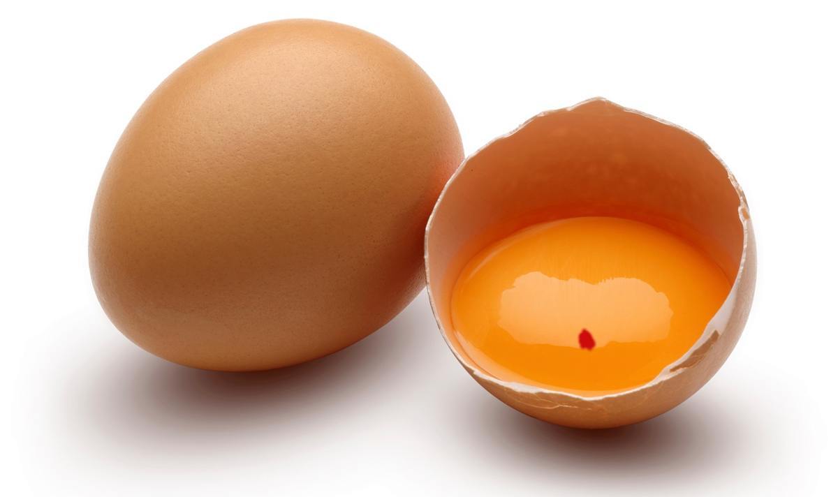 هل البقعة الحمراء الصغيرة في صفار البيض تعني أنه فاسد؟