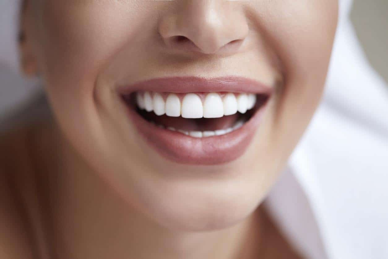 طرق طبيعية لتبييض الأسنان