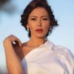 باللون الأبيض.. استوحي إطلالة بسيطة لعقد قرانك من لقاء الخميسي