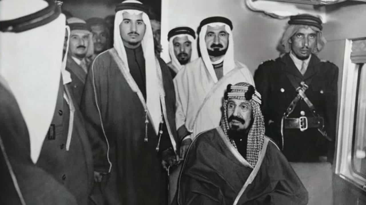 الملك عبدالعزيز في أول رحلة تجريبية لقطار الرياض