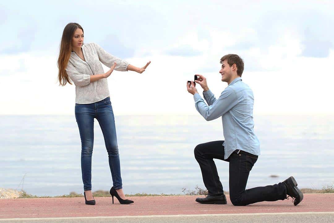 تجنب المحادثات معه.. 3 خطوات لعدم الوقوع في الحب