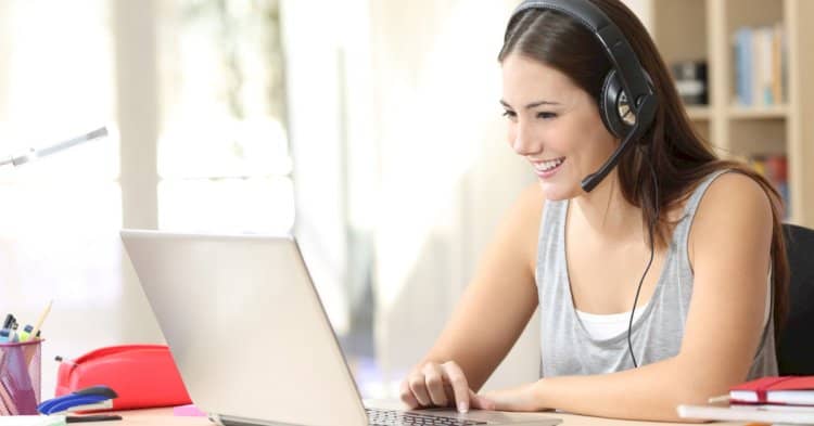 نصائح لوضع المكياج أثناء اجتماعات العمل «بالفيديو كول»