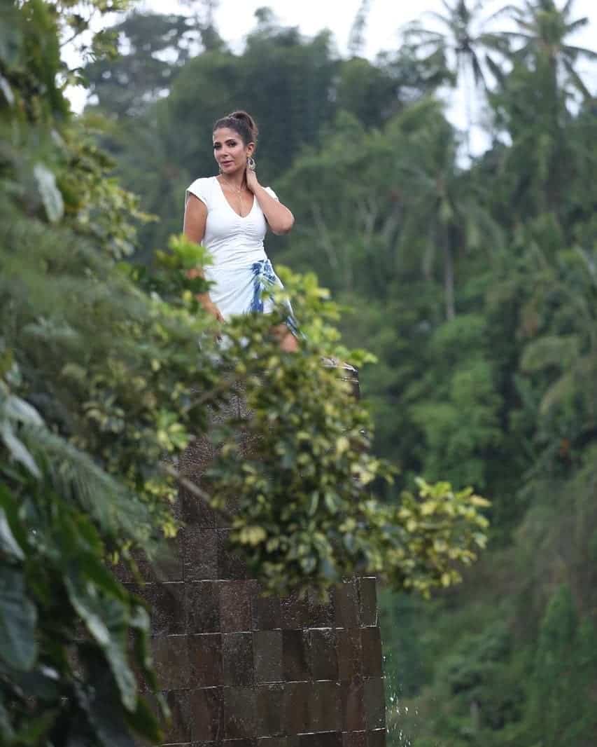 إطلالة صيفية لمنى زكي