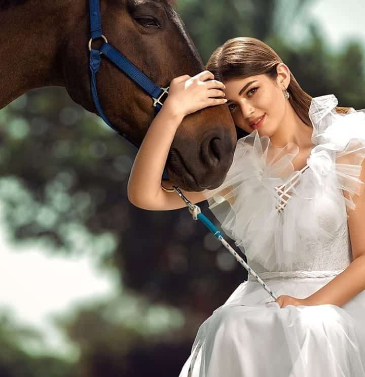 إطلالة بسيطة مناسبة للسهرات