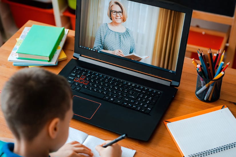 اتبع هذه النصائح لتجنب الإصابة بضعف البصر أثناء «التعليم عن بعد»