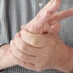 ما هي علاقة تنميل الذراع والثوم بأمراض القلب؟