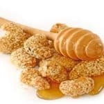 ما هي حقيقة فوائد خليط السمسم بالعسل؟ «اخصائية تغذية» تجيب