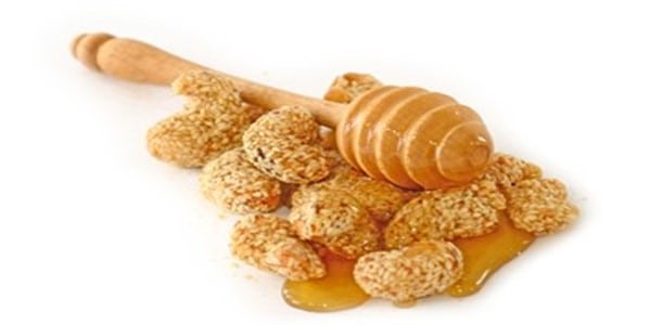 ما هي حقيقة فوائد خليط السمسم بالعسل؟ «اخصائية تغذية» تجيب