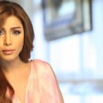 أروى تستفز الجمهور بفستان مكشوف ووضعيات جريئة