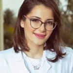 شام الذهبي تتجاهل فسخ الخطوبة وترقص مع والدتها