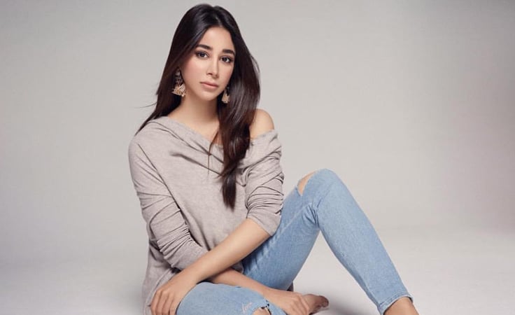 استوحي إطلالة عصرية من النجمة أسيل عمران