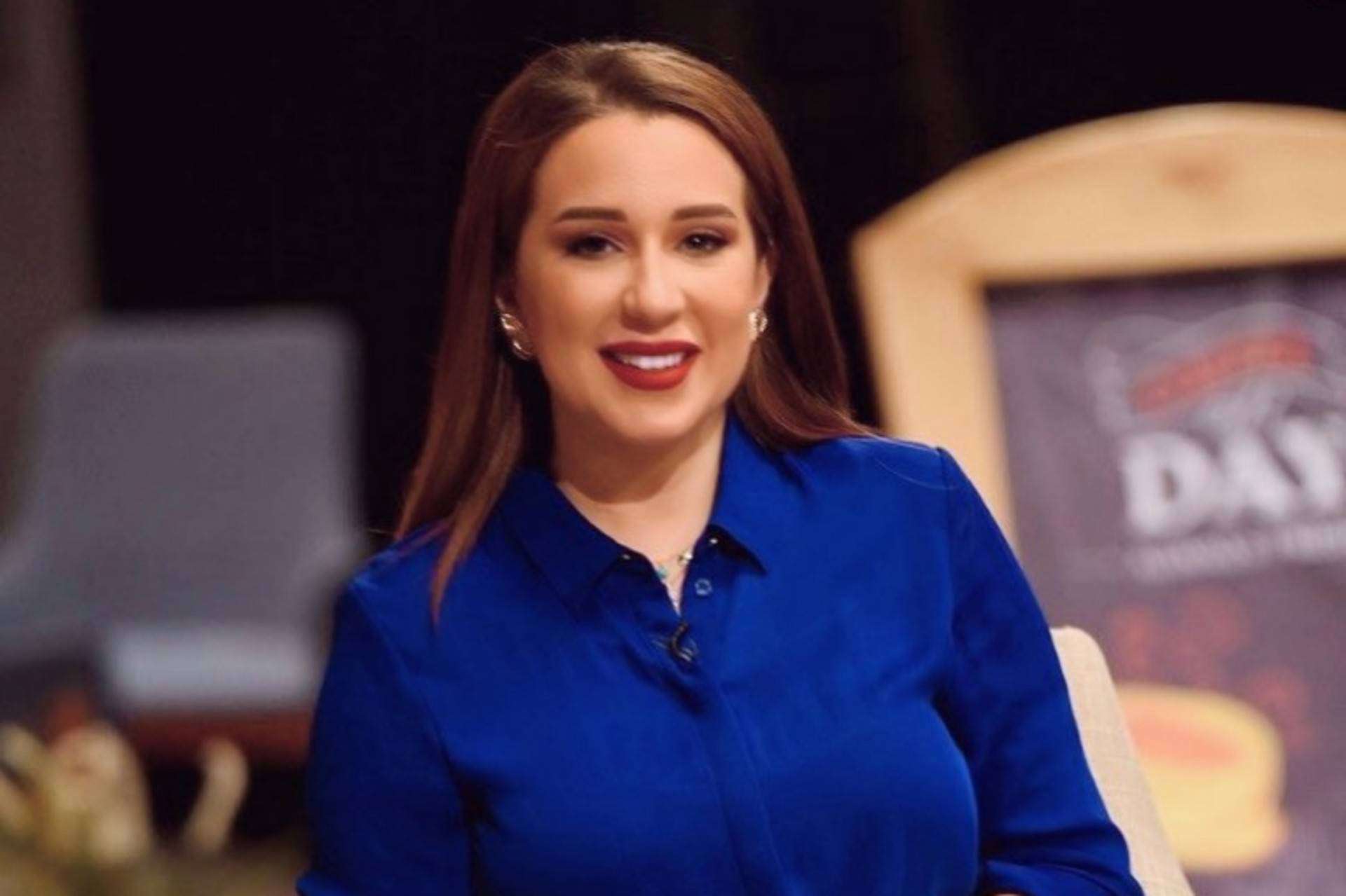 أسما شريف منير تتغزل في زوجة أبيها