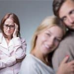 الأم & الزوجة .. استشاري يكشف كيف ترضي الطرفين