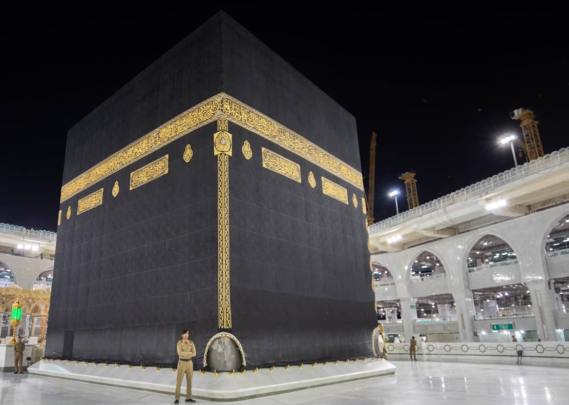 مشهد نادر يوثق لحظة طواف امرأة حول الكعبة بمفردها