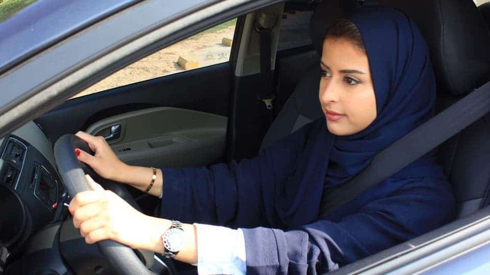 بـ3 مزايا.. سيدة تدشن منصة إلكترونية لتعليم قيادة السيارات للنساء