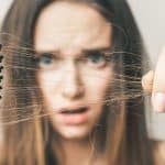 حالة تسبب تساقط الشعر بشكل كثيف