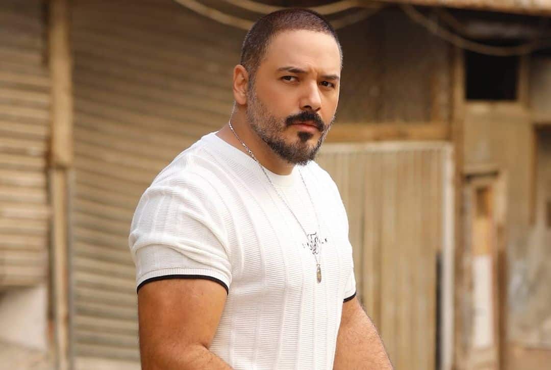 رامي عياش يتجول بإطلالة بيضاء في شوارع بيروت