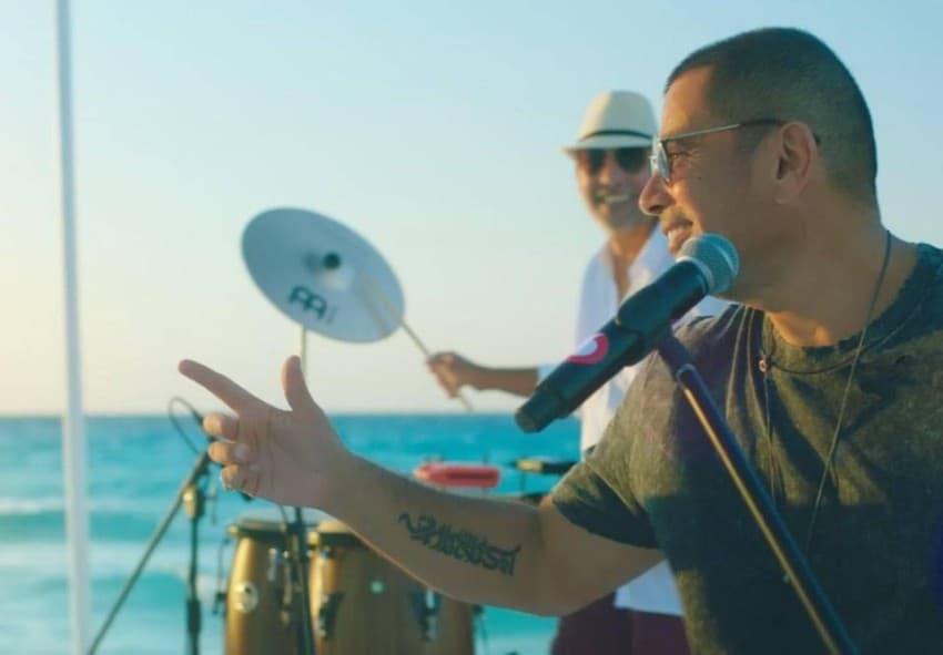 صور| عمرو دياب يكشف عن عطر جديد باسمه