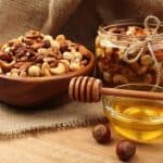 فوائد تناول المكسرات مع العسل لصحة الإنسان 