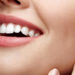 لأسنان بيضاء مشرقة.. طرق الحصول على ابتسامة جذابة قبل الزفاف