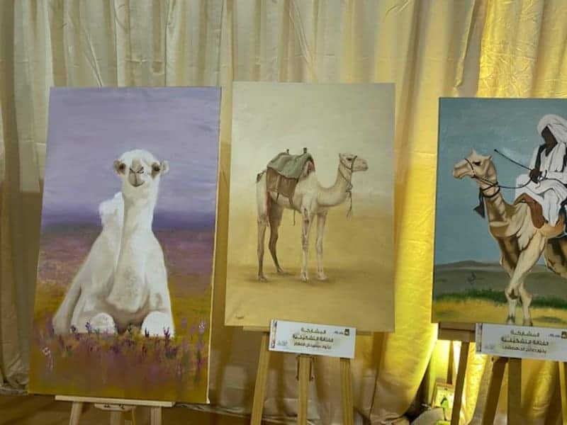 اللوحات الفنية المشاركة في المعرض التشكيلي في مزاد الإبل