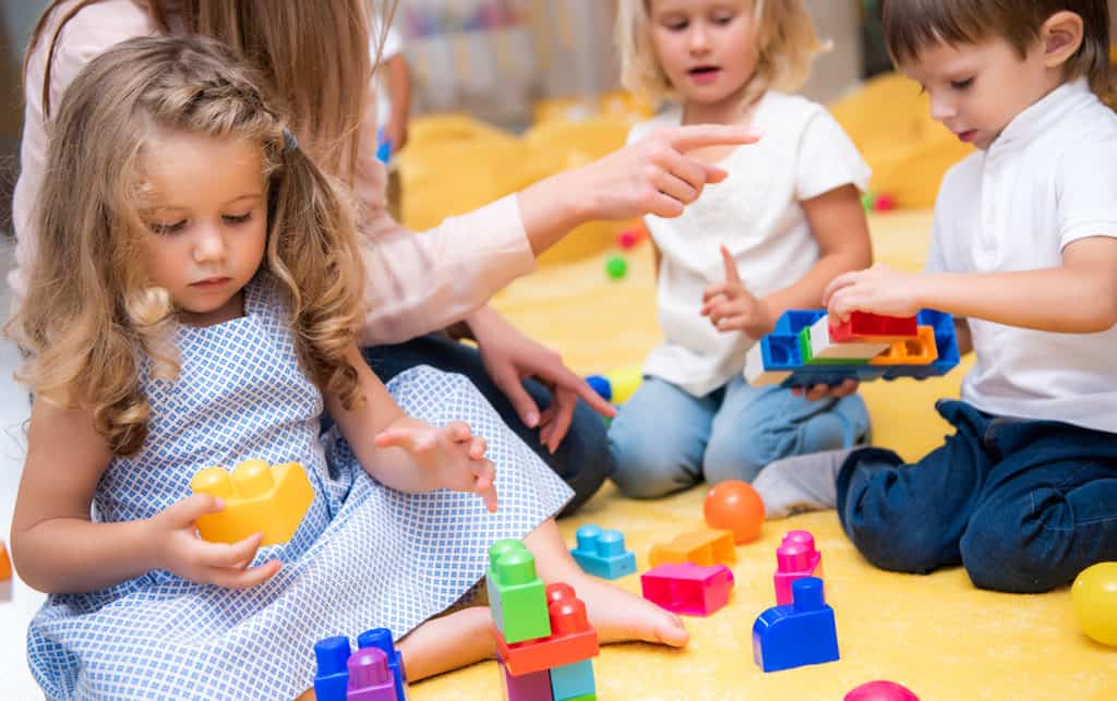 إلزام المجمعات التجارية بتوفير مراكز ضيافة أطفال في 6 شهور فقط